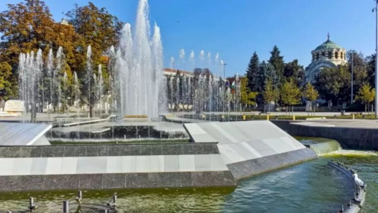 Optical Illusion For Visual Test: Only People With Sharp Eyes Can Detect The Seagull In This Water Fountain. Can You?